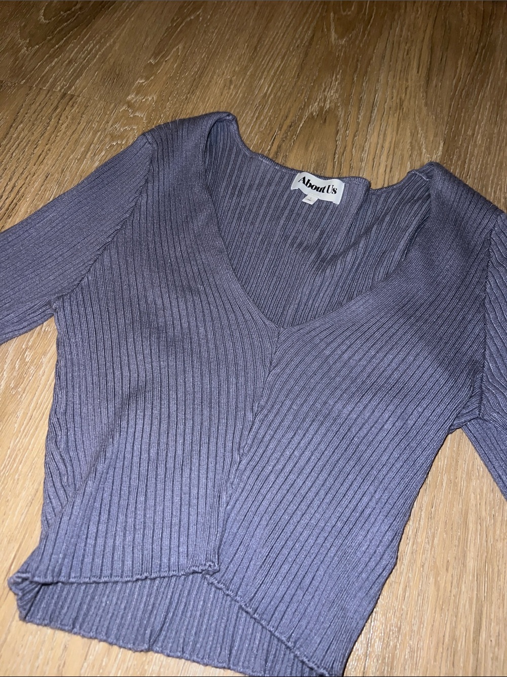 Aritzia Ribbed V-Neck Long Sleeve Crop Top - Navy Blue - Picture 2 of 3
